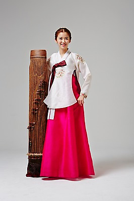 포토 JPG 스튜디오촬영 전신 한국전통 여자 악기 대학생 모션 실내 국악기 한명 서기 미소 들기 사람 동양인 20대 성인 앞모습 한국인 우아함 전통의상 한복 가야금 여자만 여자한명만 성인여자만 청년만 청년여자만 성인한명만 청년여자한명만 성인여자한명만 성인만 국내포토 1 학생 전통 음악 뷰포인트 컨셉 현악기 한국 표정 국악 인종 청년 내부 파일형식