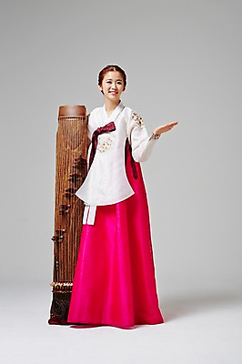 포토 JPG 스튜디오촬영 전신 한국전통 여자 악기 대학생 모션 실내 국악기 한명 서기 미소 사람 동양인 손짓 20대 성인 앞모습 한국인 우아함 전통의상 한복 가야금 여자만 여자한명만 성인여자만 청년만 청년여자만 성인한명만 청년여자한명만 성인여자한명만 성인만 국내포토 1 학생 전통 음악 뷰포인트 컨셉 현악기 한국 표정 국악 인종 청년 내부 파일형식