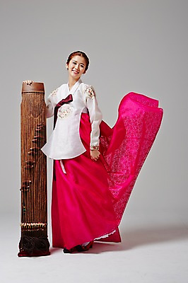 포토 JPG 스튜디오촬영 전신 한국전통 여자 악기 대학생 모션 날리기 실내 국악기 한명 서기 미소 사람 동양인 20대 성인 앞모습 한국인 우아함 전통의상 한복 가야금 여자만 여자한명만 성인여자만 청년만 청년여자만 성인한명만 청년여자한명만 성인여자한명만 성인만 국내포토 1 학생 전통 음악 뷰포인트 컨셉 현악기 한국 표정 국악 인종 청년 내부 파일형식