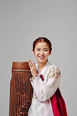 포토 JPG 스튜디오촬영 한국전통 여자 악기 대학생 모션 실내 국악기 한명 서기 미소 사람 동양인 상반신 20대 성인 앞모습 한국인 우아함 전통의상 한복 가야금 여자만 여자한명만 성인여자만 청년만 청년여자만 성인한명만 청년여자한명만 성인여자한명만 성인만 국내포토 1 학생 전통 음악 뷰포인트 컨셉 현악기 한국 표정 국악 인종 청년 내부 파일형식