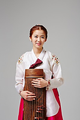 포토 JPG 스튜디오촬영 한국전통 여자 악기 대학생 모션 실내 국악기 한명 서기 미소 사람 동양인 상반신 20대 성인 앞모습 한국인 우아함 전통의상 한복 가야금 여자만 여자한명만 성인여자만 청년만 청년여자만 성인한명만 청년여자한명만 성인여자한명만 성인만 국내포토 1 학생 전통 음악 뷰포인트 컨셉 현악기 한국 표정 국악 인종 청년 내부 파일형식
