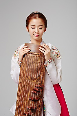 포토 JPG 스튜디오촬영 한국전통 여자 악기 대학생 안기 모션 실내 국악기 한명 서기 사람 동양인 상반신 20대 성인 앞모습 눈감음 한국인 우아함 전통의상 한복 가야금 여자만 여자한명만 성인여자만 청년만 청년여자만 성인한명만 청년여자한명만 성인여자한명만 성인만 국내포토 1 학생 전통 음악 뷰포인트 컨셉 현악기 한국 국악 인종 청년 내부 파일형식