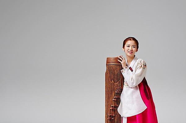 포토 JPG 스튜디오촬영 한국전통 여자 악기 대학생 모션 실내 국악기 한명 서기 미소 사람 동양인 손짓 상반신 20대 성인 앞모습 한국인 우아함 전통의상 한복 가야금 여자만 여자한명만 성인여자만 청년만 청년여자만 성인한명만 청년여자한명만 성인여자한명만 성인만 국내포토 1 학생 전통 음악 뷰포인트 컨셉 현악기 한국 표정 국악 인종 청년 내부 파일형식