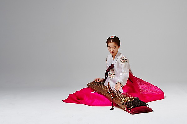 포토 JPG 스튜디오촬영 전신 한국전통 여자 악기 대학생 연주 모션 실내 국악기 한명 사람 앉기 동양인 20대 성인 옆모습 한국인 우아함 전통의상 한복 가야금 여자만 여자한명만 성인여자만 청년만 청년여자만 성인한명만 청년여자한명만 성인여자한명만 성인만 국내포토 1 학생 전통 음악 뷰포인트 컨셉 현악기 한국 국악 인종 청년 내부 파일형식