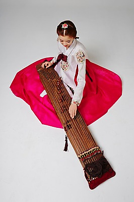 포토 JPG 스튜디오촬영 전신 한국전통 여자 악기 대학생 연주 모션 실내 국악기 한명 사람 앉기 동양인 20대 성인 하이앵글 한국인 우아함 전통의상 한복 가야금 여자만 여자한명만 성인여자만 청년만 청년여자만 성인한명만 청년여자한명만 성인여자한명만 성인만 국내포토 1 학생 전통 음악 뷰포인트 컨셉 현악기 한국 국악 인종 청년 내부 파일형식