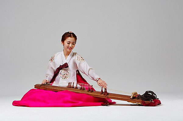 포토 JPG 스튜디오촬영 전신 한국전통 여자 악기 대학생 연주 모션 실내 국악기 한명 미소 사람 앉기 동양인 20대 성인 앞모습 한국인 우아함 전통의상 한복 가야금 여자만 여자한명만 성인여자만 청년만 청년여자만 성인한명만 청년여자한명만 성인여자한명만 성인만 국내포토 1 학생 전통 음악 뷰포인트 컨셉 현악기 한국 표정 국악 인종 청년 내부 파일형식