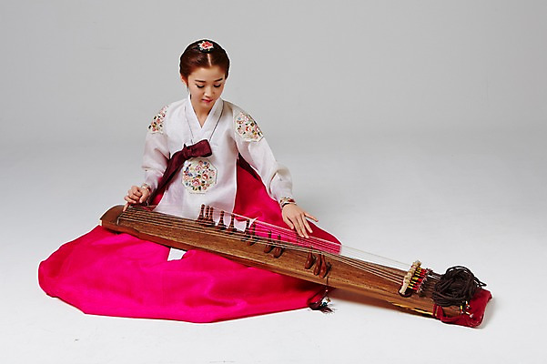 포토 JPG 스튜디오촬영 전신 한국전통 여자 악기 대학생 연주 모션 실내 국악기 한명 사람 앉기 동양인 20대 성인 앞모습 한국인 우아함 전통의상 한복 가야금 여자만 여자한명만 성인여자만 청년만 청년여자만 성인한명만 청년여자한명만 성인여자한명만 성인만 국내포토 1 학생 전통 음악 뷰포인트 컨셉 현악기 한국 국악 인종 청년 내부 파일형식