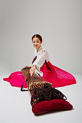포토 JPG 스튜디오촬영 전신 한국전통 여자 악기 대학생 연주 모션 실내 국악기 한명 사람 앉기 동양인 20대 성인 앞모습 한국인 우아함 전통의상 한복 가야금 여자만 여자한명만 성인여자만 청년만 청년여자만 성인한명만 청년여자한명만 성인여자한명만 성인만 국내포토 1 학생 전통 음악 뷰포인트 컨셉 현악기 한국 국악 인종 청년 내부 파일형식