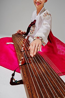 포토 JPG 스튜디오촬영 한국전통 여자 악기 대학생 연주 모션 실내 국악기 한명 미소 사람 앉기 동양인 20대 성인 옆모습 한국인 하반신 우아함 전통의상 한복 가야금 여자만 여자한명만 성인여자만 청년만 청년여자만 성인한명만 청년여자한명만 성인여자한명만 성인만 국내포토 1 학생 전통 음악 뷰포인트 컨셉 현악기 한국 표정 국악 인종 청년 내부 파일형식