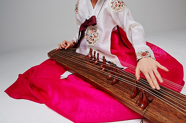 포토 JPG 스튜디오촬영 한국전통 여자 악기 대학생 연주 모션 실내 국악기 한명 사람 앉기 동양인 손짓 20대 성인 앞모습 한국인 하반신 우아함 전통의상 한복 가야금 여자만 여자한명만 성인여자만 청년만 청년여자만 성인한명만 청년여자한명만 성인여자한명만 성인만 국내포토 1 학생 전통 음악 뷰포인트 컨셉 현악기 한국 국악 인종 청년 내부 파일형식