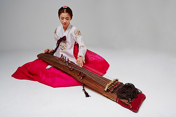 포토 JPG 스튜디오촬영 전신 한국전통 여자 악기 대학생 연주 모션 실내 국악기 한명 사람 앉기 동양인 손짓 20대 성인 앞모습 한국인 우아함 전통의상 한복 가야금 여자만 여자한명만 성인여자만 청년만 청년여자만 성인한명만 청년여자한명만 성인여자한명만 성인만 국내포토 1 학생 전통 음악 뷰포인트 컨셉 현악기 한국 국악 인종 청년 내부 파일형식