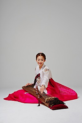 포토 JPG 스튜디오촬영 전신 한국전통 여자 악기 대학생 연주 모션 실내 국악기 한명 사람 앉기 동양인 20대 성인 옆모습 한국인 우아함 전통의상 한복 가야금 여자만 여자한명만 성인여자만 청년만 청년여자만 성인한명만 청년여자한명만 성인여자한명만 성인만 국내포토 1 학생 전통 음악 뷰포인트 컨셉 현악기 한국 국악 인종 청년 내부 파일형식