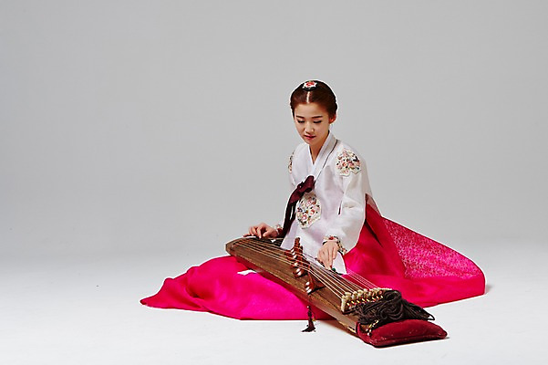 포토 JPG 스튜디오촬영 전신 한국전통 여자 악기 대학생 연주 모션 실내 국악기 한명 사람 앉기 동양인 20대 성인 옆모습 한국인 우아함 전통의상 한복 가야금 여자만 여자한명만 성인여자만 청년만 청년여자만 성인한명만 청년여자한명만 성인여자한명만 성인만 국내포토 1 학생 전통 음악 뷰포인트 컨셉 현악기 한국 국악 인종 청년 내부 파일형식