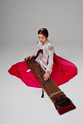 포토 JPG 스튜디오촬영 전신 한국전통 여자 악기 대학생 연주 모션 실내 국악기 한명 사람 앉기 동양인 20대 성인 옆모습 하이앵글 한국인 우아함 전통의상 한복 가야금 여자만 여자한명만 성인여자만 청년만 청년여자만 성인한명만 청년여자한명만 성인여자한명만 성인만 국내포토 1 학생 전통 음악 뷰포인트 컨셉 현악기 한국 국악 인종 청년 내부 파일형식