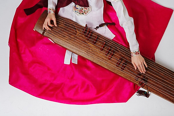 포토 JPG 스튜디오촬영 한국전통 여자 악기 대학생 연주 모션 실내 국악기 한명 사람 앉기 동양인 20대 성인 한국인 하반신 우아함 전통의상 한복 가야금 여자만 여자한명만 성인여자만 청년만 청년여자만 성인한명만 청년여자한명만 성인여자한명만 성인만 국내포토 1 학생 전통 음악 컨셉 현악기 한국 국악 인종 청년 내부 파일형식