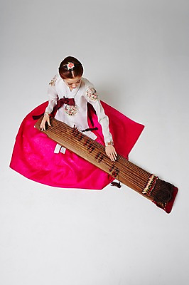 포토 JPG 스튜디오촬영 전신 한국전통 여자 악기 대학생 연주 모션 실내 국악기 한명 사람 앉기 동양인 손짓 20대 성인 앞모습 하이앵글 한국인 우아함 전통의상 한복 가야금 여자만 여자한명만 성인여자만 청년만 청년여자만 성인한명만 청년여자한명만 성인여자한명만 성인만 국내포토 1 학생 전통 음악 뷰포인트 컨셉 현악기 한국 국악 인종 청년 내부 파일형식