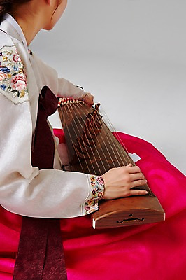 포토 JPG 스튜디오촬영 한국전통 여자 악기 대학생 연주 모션 실내 국악기 한명 사람 동양인 손짓 20대 성인 옆모습 한국인 하반신 우아함 전통의상 한복 가야금 여자만 여자한명만 성인여자만 청년만 청년여자만 성인한명만 청년여자한명만 성인여자한명만 성인만 국내포토 1 학생 전통 음악 뷰포인트 컨셉 현악기 한국 국악 인종 청년 내부 파일형식