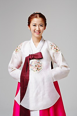 포토 JPG 스튜디오촬영 한국전통 여자 대학생 모션 실내 한명 서기 미소 사람 동양인 손짓 상반신 20대 성인 앞모습 한국인 우아함 전통의상 한복 여자만 여자한명만 성인여자만 청년만 청년여자만 성인한명만 청년여자한명만 성인여자한명만 성인만 국내포토 1 학생 전통 뷰포인트 컨셉 한국 표정 인종 청년 내부 파일형식