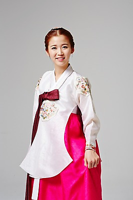 포토 JPG 스튜디오촬영 한국전통 여자 대학생 모션 실내 한명 서기 미소 사람 동양인 손짓 상반신 20대 성인 한국인 우아함 전통의상 한복 여자만 여자한명만 성인여자만 청년만 청년여자만 성인한명만 청년여자한명만 성인여자한명만 성인만 국내포토 1 학생 전통 컨셉 한국 표정 인종 청년 내부 파일형식