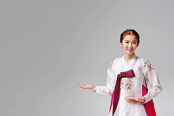 포토 JPG 스튜디오촬영 한국전통 여자 대학생 모션 안내 실내 한명 서기 사람 동양인 손짓 상반신 20대 성인 앞모습 한국인 가리킴 우아함 전통의상 한복 여자만 여자한명만 성인여자만 청년만 청년여자만 성인한명만 청년여자한명만 성인여자한명만 성인만 국내포토 1 학생 전통 뷰포인트 컨셉 한국 인종 청년 내부 파일형식