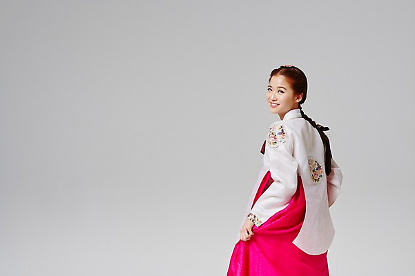 포토 JPG 스튜디오촬영 한국전통 여자 대학생 모션 실내 한명 미소 사람 동양인 상반신 20대 성인 뒷모습 한국인 뒤돌아보기 우아함 전통의상 한복 여자만 여자한명만 성인여자만 청년만 청년여자만 성인한명만 청년여자한명만 성인여자한명만 성인만 국내포토 1 학생 전통 뷰포인트 컨셉 한국 표정 인종 청년 내부 파일형식