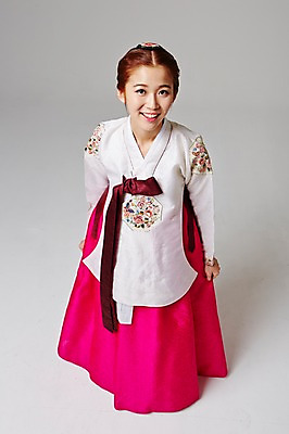 포토 JPG 스튜디오촬영 전신 한국전통 여자 대학생 모션 실내 한명 서기 미소 사람 동양인 20대 성인 앞모습 하이앵글 한국인 우아함 전통의상 한복 여자만 여자한명만 성인여자만 청년만 청년여자만 성인한명만 청년여자한명만 성인여자한명만 성인만 국내포토 1 학생 전통 뷰포인트 컨셉 한국 표정 인종 청년 내부 파일형식