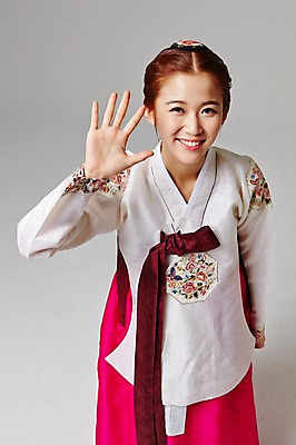 포토 JPG 스튜디오촬영 한국전통 여자 대학생 모션 실내 손바닥 한명 서기 미소 사람 동양인 손짓 상반신 20대 성인 앞모습 한국인 인사 우아함 전통의상 한복 여자만 여자한명만 성인여자만 청년만 청년여자만 성인한명만 청년여자한명만 성인여자한명만 성인만 국내포토 1 학생 전통 손 뷰포인트 컨셉 한국 표정 인종 청년 내부 예절 파일형식