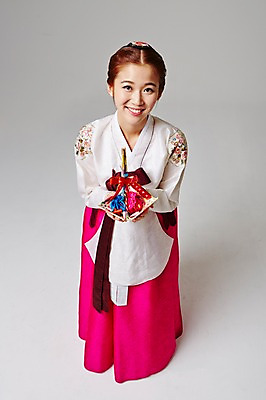 포토 JPG 스튜디오촬영 전신 한국전통 여자 대학생 모션 복주머니 실내 한명 서기 미소 들기 사람 동양인 20대 성인 앞모습 한국인 우아함 전통의상 한복 복조리 여자만 여자한명만 성인여자만 청년만 청년여자만 성인한명만 청년여자한명만 성인여자한명만 성인만 국내포토 1 학생 전통 뷰포인트 컨셉 전통소품 한국 표정 인종 청년 내부 파일형식