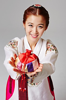 포토 JPG 스튜디오촬영 한국전통 여자 대학생 모션 복주머니 실내 한명 서기 미소 들기 사람 동양인 상반신 20대 성인 앞모습 한국인 우아함 전통의상 한복 여자만 여자한명만 성인여자만 청년만 청년여자만 성인한명만 청년여자한명만 성인여자한명만 성인만 국내포토 1 학생 전통 뷰포인트 컨셉 전통소품 한국 표정 인종 청년 내부 파일형식