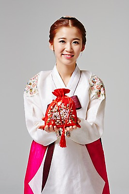 포토 JPG 스튜디오촬영 한국전통 여자 대학생 모션 복주머니 실내 한명 서기 미소 들기 사람 동양인 상반신 20대 성인 앞모습 한국인 우아함 전통의상 한복 여자만 여자한명만 성인여자만 청년만 청년여자만 성인한명만 청년여자한명만 성인여자한명만 성인만 국내포토 1 학생 전통 뷰포인트 컨셉 전통소품 한국 표정 인종 청년 내부 파일형식