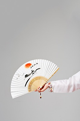 포토 JPG 스튜디오촬영 한국전통 손 여자 대학생 모션 새해 실내 한명 들기 사람 동양인 20대 성인 신체부위 한국인 부채 우아함 전통의상 한복 청년만 성인한명만 성인만 국내포토 1 학생 전통 컨셉 한국 인종 청년 내부 파일형식