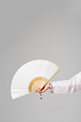 포토 JPG 스튜디오촬영 한국전통 손 여자 대학생 모션 실내 한명 들기 사람 동양인 20대 성인 신체부위 한국인 부채 우아함 전통의상 한복 청년만 성인한명만 성인만 국내포토 1 학생 전통 컨셉 한국 인종 청년 내부 파일형식