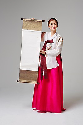 포토 JPG 스튜디오촬영 전신 한국전통 배너 여자 대학생 모션 사각프레임 광고판 실내 한명 서기 미소 들기 사람 동양인 20대 성인 앞모습 한국인 우아함 전통의상 한복 알림 두루마기 여자만 여자한명만 성인여자만 청년만 청년여자만 성인한명만 청년여자한명만 성인여자한명만 성인만 국내포토 1 학생 전통 뷰포인트 컨셉 프레임 한국 알림판 표정 인종 청년 내부 사각형 판 파일형식