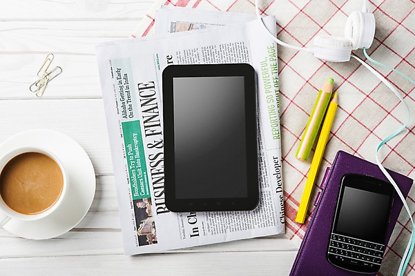 포토 JPG 스튜디오촬영 커피 음료 백그라운드 비즈니스 색연필 사람없음 스마트폰 태블릿 헤드셋 신문 커피잔 오브젝트 클립 국내포토 음향기기 학용품 잔 실내 간행물 전자제품 핸드폰 스마트기기 헤드폰 뉴스 파일형식