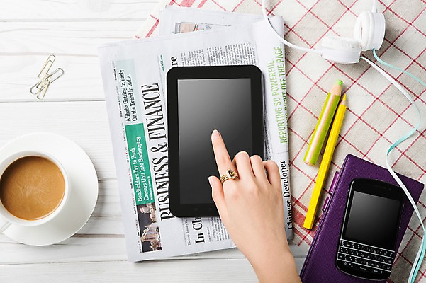 포토 JPG 스튜디오촬영 손 커피 음료 백그라운드 비즈니스 색연필 사람 신체부위 스마트폰 태블릿 다이어리 헤드셋 신문 커피잔 오브젝트 클립 국내포토 음향기기 학용품 잔 실내 간행물 전자제품 핸드폰 스마트기기 사무용품 헤드폰 뉴스 파일형식