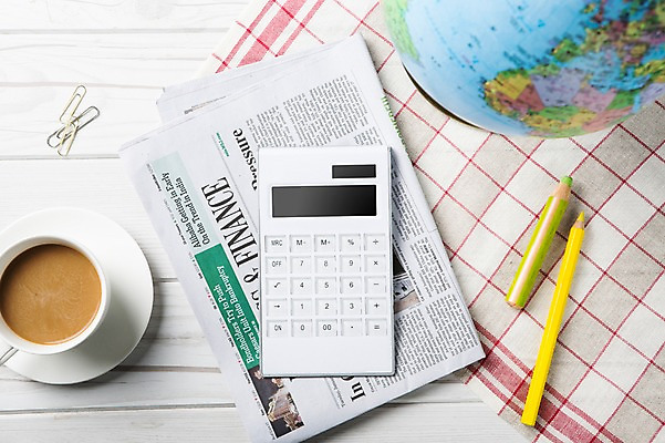 포토 JPG 스튜디오촬영 커피 음료 배경화면 백그라운드 비즈니스 색연필 사람없음 지구본 계산기 신문 커피잔 오브젝트 클립 국내포토 문구용품 학용품 잔 실내 간행물 장비 뉴스 파일형식