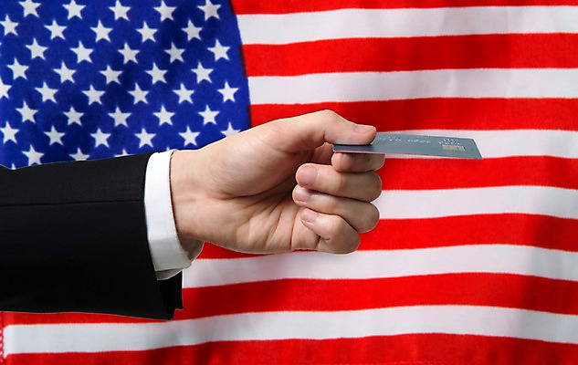 포토 JPG 스튜디오촬영 손 백그라운드 비즈니스 사람 정장 신체부위 미국 비즈니스맨 신용카드 성조기 국기 결제 국내포토 옷 남자 북아메리카 실내 금융 직장인 파일형식