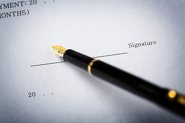 포토 JPG 스튜디오촬영 종이 백그라운드 비즈니스 사람없음 만년필 거래 계약 오브젝트 결재 서명 국내포토 실내 펜 파일형식