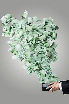 포토 JPG 스튜디오촬영 손 남자 백그라운드 돈 비즈니스 한명 사람 정장 성인 신체부위 금융 경제 원화 지갑 낭비 국내포토 1 옷 컨셉 실내 재산 파일형식