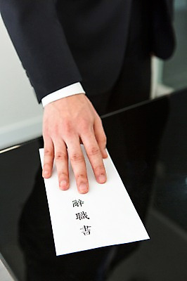 포토 JPG 스튜디오촬영 손 남자 백그라운드 비즈니스 봉투 실내 한명 사람 정장 성인 신체부위 사무실 비즈니스맨 책상 국내포토 1 옷 가구 내부 직장인 파일형식