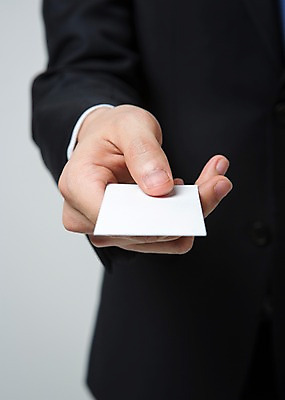 포토 JPG 스튜디오촬영 남자 종이 백그라운드 비즈니스 명함 한명 사람 정장 성인 아웃포커스 비즈니스맨 국내포토 1 옷 촬영기법 실내 직장인 파일형식