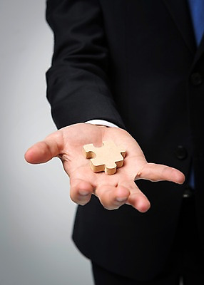 포토 JPG 스튜디오촬영 손 남자 조각 백그라운드 비즈니스 한명 사람 정장 성인 아웃포커스 신체부위 비즈니스맨 퍼즐 국내포토 1 옷 촬영기법 실내 직장인 파일형식