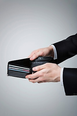 포토 JPG 스튜디오촬영 손 남자 백그라운드 한명 사람 정장 성인 신체부위 경제 비즈니스맨 지갑 국내포토 1 옷 비즈니스 실내 직장인 파일형식