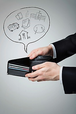 포토 JPG 스튜디오촬영 손 남자 종이 백그라운드 말풍선 학교 버스 주택 한명 사람 정장 성인 신체부위 경제 식사 비즈니스맨 지갑 국내포토 1 옷 교육 육상교통 비즈니스 대중교통 실내 건물 직장인 파일형식