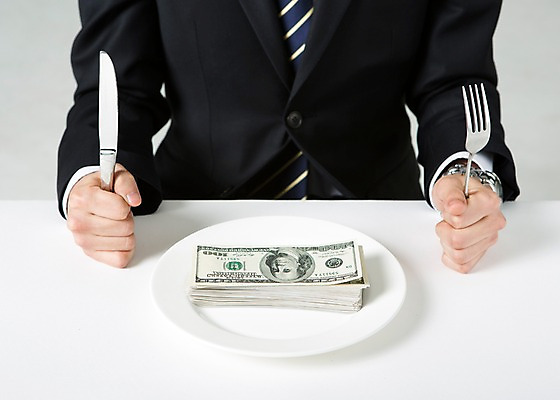 포토 JPG 스튜디오촬영 접시 손 남자 백그라운드 포크 돈 비즈니스 한명 사람 정장 성인 신체부위 금융 경제 달러 식사 나이프 혼족 국내포토 1 식기 옷 실내 재산 칼 싱글라이프 파일형식