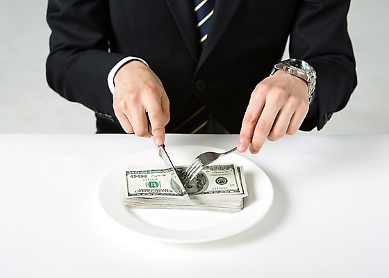 포토 JPG 스튜디오촬영 접시 손 남자 백그라운드 포크 돈 비즈니스 한명 사람 정장 성인 신체부위 금융 경제 달러 식사 나이프 칼질 혼족 국내포토 1 식기 옷 모션 실내 재산 칼 싱글라이프 파일형식