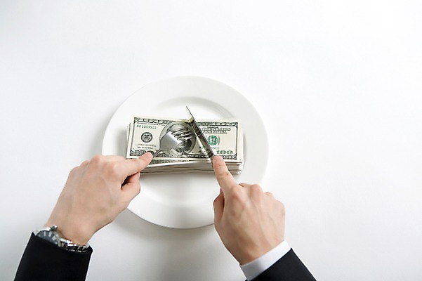 포토 JPG 스튜디오촬영 접시 손 남자 백그라운드 포크 돈 비즈니스 한명 사람 정장 성인 신체부위 금융 경제 달러 식사 나이프 칼질 혼족 국내포토 1 식기 옷 모션 실내 재산 칼 싱글라이프 파일형식