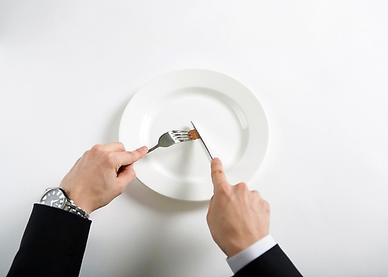 포토 JPG 스튜디오촬영 접시 손 남자 백그라운드 포크 비즈니스 한명 사람 정장 성인 신체부위 금융 경제 동전 식사 나이프 칼질 혼족 국내포토 1 식기 옷 돈 모션 실내 칼 싱글라이프 파일형식