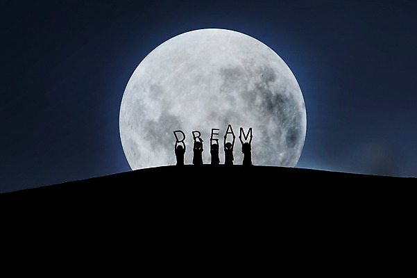 JPG 편집 편집이미지 여자 남자 실루엣 어린이 밤하늘 사람 소녀 소년 여러명 야외 빛 꿈 보름달 달 야간 언덕 합성 디지털아트 어린이만 편집실사 자연요소 다수 하늘 촬영기법 CG 파일형식