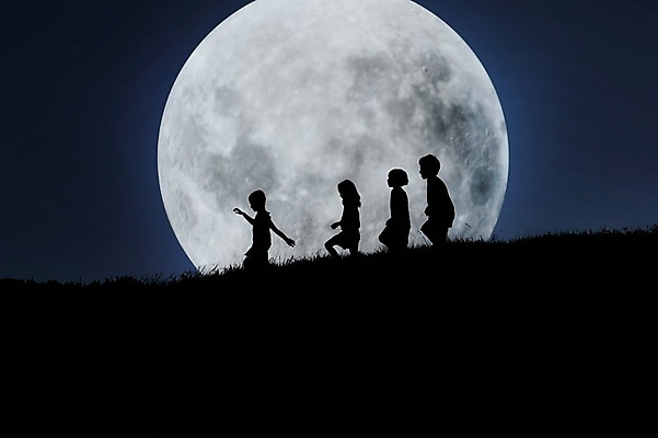 JPG 편집 편집이미지 여자 남자 실루엣 어린이 밤하늘 사람 소녀 소년 여러명 야외 빛 보름달 달 야간 합성 디지털아트 어린이만 편집실사 자연요소 다수 하늘 촬영기법 CG 파일형식